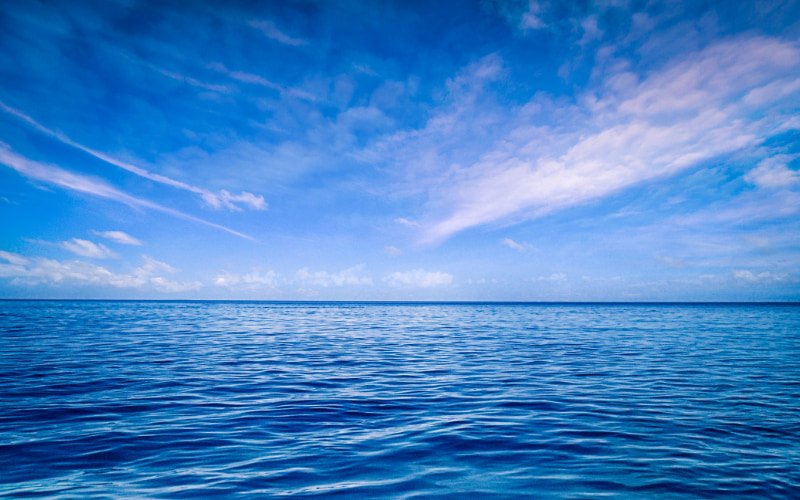 青い空と海