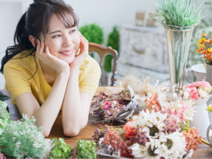 花に囲まれる女性