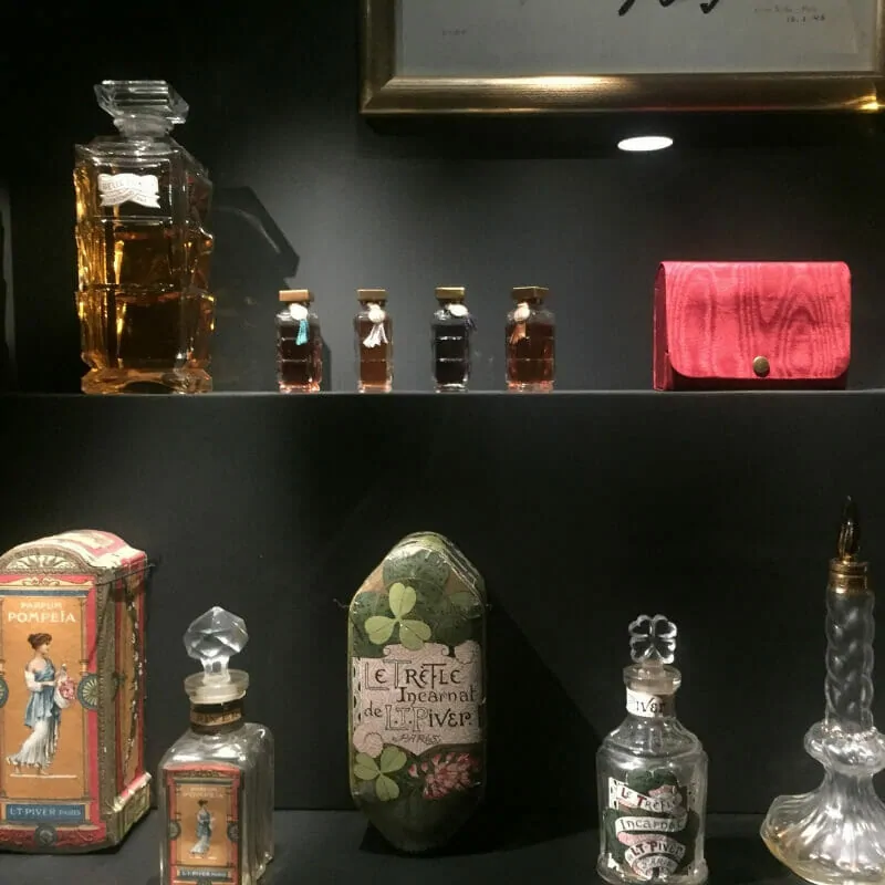 フランス香水入れ×2  グラスボール×2 香水2大トレンドは、至高のフローラル vs ネオ・グルマン！おすすめ