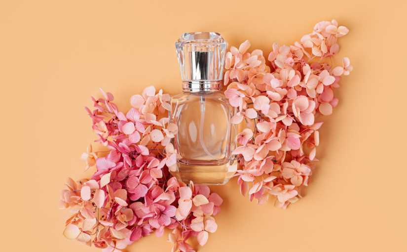 桃の花と香水瓶