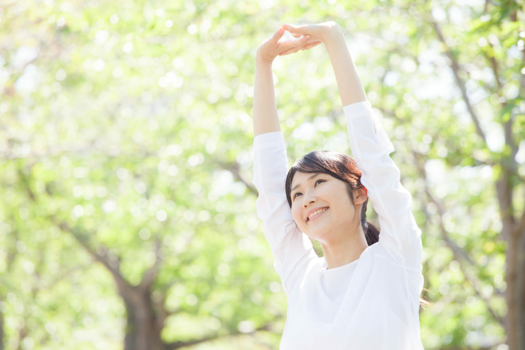 気持ちよく伸びをする女性