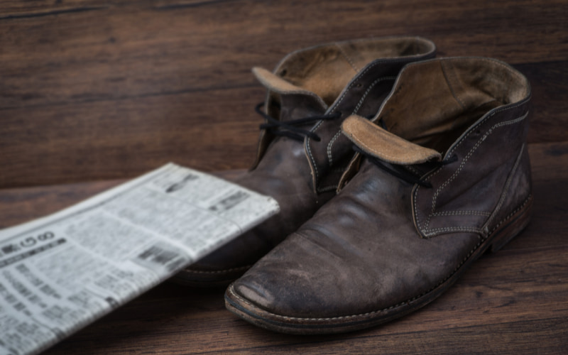 新聞紙と靴
