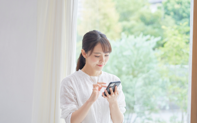 スマホを見る女性