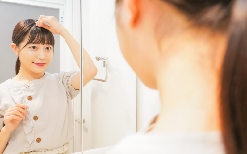 スタイリングする女性